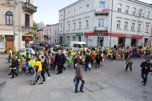 21.04.2016 „Marszem żonkili” rozpoczęła się w województwie świętokrzyskim społeczna kampania „Pola Nadziei”. / Wojciech Habdas / Radio Kielce