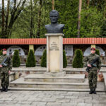 22.4.2016 Tomaszów Mazowiecki. Złożenie kwiatów pod pomnikiem majora Hubala  / Wojciech Habdas / Radio Kielce