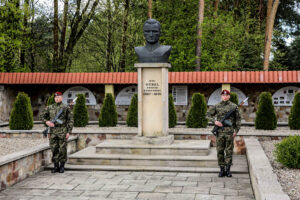 22.4.2016 Tomaszów Mazowiecki. Złożenie kwiatów pod pomnikiem majora Hubala / Wojciech Habdas / Radio Kielce