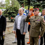 22.4.2016 Tomaszów Mazowiecki. Złożenie kwiatów pod pomnikiem majora Hubala  / Wojciech Habdas / Radio Kielce