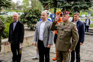 22.4.2016 Tomaszów Mazowiecki. Złożenie kwiatów pod pomnikiem majora Hubala / Wojciech Habdas / Radio Kielce