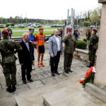 22.4.2016 Tomaszów Mazowiecki. Złożenie kwiatów pod pomnikiem majora Hubala  / Wojciech Habdas / Radio Kielce