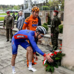 22.4.2016 Tomaszów Mazowiecki. Złożenie kwiatów pod pomnikiem majora Hubala  / Wojciech Habdas / Radio Kielce