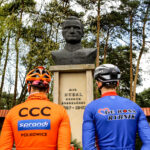 22.4.2016 Tomaszów Mazowiecki. Złożenie kwiatów pod pomnikiem majora Hubala  / Wojciech Habdas / Radio Kielce