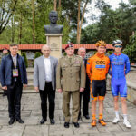 22.4.2016 Tomaszów Mazowiecki. Złożenie kwiatów pod pomnikiem majora Hubala  / Wojciech Habdas / Radio Kielce