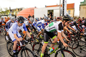 22.4.2016 Tomaszów Mazowiecki. Start wyścigu / Wojciech Habdas / Radio Kielce