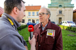 22.4.2016 Tomaszów Mazowiecki. Nasz reporter rozmawia Zenonem Jaskułą / Wojciech Habdas / Radio Kielce