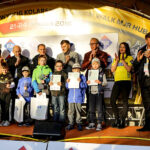 22.4.2016 Tomaszów Mazowiecki. Dekoracja zwycięzców zawodów kolarskich dla dzieci. / Wojciech Habdas / Radio Kielce