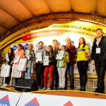 22.4.2016 Tomaszów Mazowiecki. Dekoracja zwycięzców zawodów kolarskich dla dzieci. / Wojciech Habdas / Radio Kielce