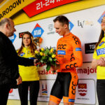 22.4.2016 Tomaszów Mazowiecki. Eryk Latoń z ekipy CCC Sprandi Polkowice został nowym liderem XI Międzynarodowego Wyścigu Kolarskiego "Szlakiem walk majora Hubala". Dekoracja zwycięzców. / Wojciech Habdas / Radio Kielce