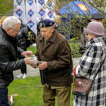 24.4.2016 Końskie. Wyścig Szlakiem Walk Majora Hubala - dzień czwarty. Złożenie kwiatów pod pomnikiem Hubala. / Wojciech Habdas / Radio Kielce