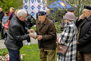 24.4.2016 Końskie. Wyścig Szlakiem Walk Majora Hubala - dzień czwarty. Złożenie kwiatów pod pomnikiem Hubala. / Wojciech Habdas / Radio Kielce