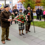 24.4.2016 Końskie. Wyścig Szlakiem Walk Majora Hubala - dzień czwarty. Złożenie kwiatów pod pomnikiem Hubala. / Wojciech Habdas / Radio Kielce