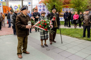 24.4.2016 Końskie. Wyścig Szlakiem Walk Majora Hubala - dzień czwarty. Złożenie kwiatów pod pomnikiem Hubala. / Wojciech Habdas / Radio Kielce