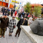 24.4.2016 Końskie. Wyścig Szlakiem Walk Majora Hubala - dzień czwarty. Złożenie kwiatów pod pomnikiem Hubala. / Wojciech Habdas / Radio Kielce