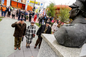 24.4.2016 Końskie. Wyścig Szlakiem Walk Majora Hubala - dzień czwarty. Złożenie kwiatów pod pomnikiem Hubala. / Wojciech Habdas / Radio Kielce