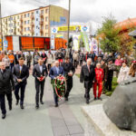 24.4.2016 Końskie. Wyścig Szlakiem Walk Majora Hubala - dzień czwarty. Złożenie kwiatów pod pomnikiem Hubala. / Wojciech Habdas / Radio Kielce