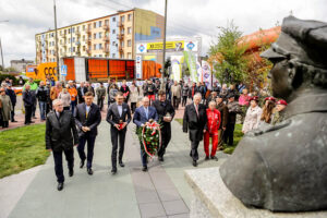 24.4.2016 Końskie. Wyścig Szlakiem Walk Majora Hubala - dzień czwarty. Złożenie kwiatów pod pomnikiem Hubala. / Wojciech Habdas / Radio Kielce