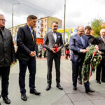 24.4.2016 Końskie. Wyścig Szlakiem Walk Majora Hubala - dzień czwarty. Złożenie kwiatów pod pomnikiem Hubala. / Wojciech Habdas / Radio Kielce