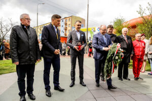 24.4.2016 Końskie. Wyścig Szlakiem Walk Majora Hubala - dzień czwarty. Złożenie kwiatów pod pomnikiem Hubala. / Wojciech Habdas / Radio Kielce