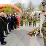 24.4.2016 Końskie. Wyścig Szlakiem Walk Majora Hubala - dzień czwarty. Złożenie kwiatów pod pomnikiem Hubala. / Wojciech Habdas / Radio Kielce