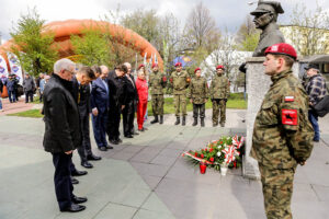 24.4.2016 Końskie. Wyścig Szlakiem Walk Majora Hubala - dzień czwarty. Złożenie kwiatów pod pomnikiem Hubala. / Wojciech Habdas / Radio Kielce