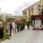 24.4.2016 Końskie. Wyścig Szlakiem Walk Majora Hubala - dzień czwarty. Złożenie kwiatów pod pomnikiem Hubala. / Wojciech Habdas / Radio Kielce