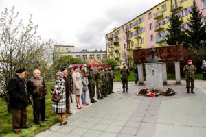 24.4.2016 Końskie. Wyścig Szlakiem Walk Majora Hubala - dzień czwarty. Złożenie kwiatów pod pomnikiem Hubala. / Wojciech Habdas / Radio Kielce