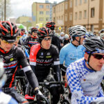 24.4.2016 Końskie. Wyścig Szlakiem Walk Majora Hubala - dzień czwarty. Chwila przed startem. / Wojciech Habdas / Radio Kielce