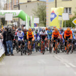 24.4.2016 Końskie. Wyścig Szlakiem Walk Majora Hubala - dzień czwarty. Start wyścigu. / Wojciech Habdas / Radio Kielce