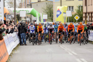 24.4.2016 Końskie. Wyścig Szlakiem Walk Majora Hubala - dzień czwarty. Start wyścigu. / Wojciech Habdas / Radio Kielce