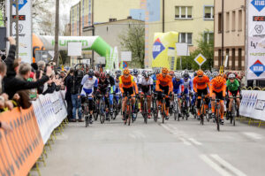 24.4.2016 Końskie. Wyścig Szlakiem Walk Majora Hubala - dzień czwarty. Start wyścigu. / Wojciech Habdas / Radio Kielce