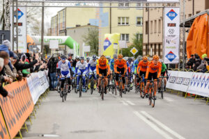 24.4.2016 Końskie. Wyścig Szlakiem Walk Majora Hubala - dzień czwarty. Start wyścigu. / Wojciech Habdas / Radio Kielce