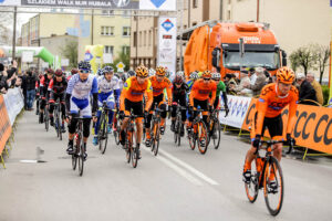 24.4.2016 Końskie. Wyścig Szlakiem Walk Majora Hubala - dzień czwarty. Start wyścigu. / Wojciech Habdas / Radio Kielce