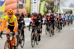 24.4.2016 Końskie. Wyścig Szlakiem Walk Majora Hubala - dzień czwarty. Trzecie okrążenie. / Wojciech Habdas / Radio Kielce