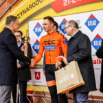 24.4.2016 Wincentów. Wyścig Szlakiem Walk Majora Hubala - dzień czwarty. Dekoracja zwycięzców. / Wojciech Habdas / Radio Kielce