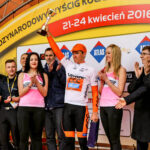 24.4.2016 Wincentów. Wyścig Szlakiem Walk Majora Hubala - dzień czwarty. Dekoracja zwycięzców. / Wojciech Habdas / Radio Kielce