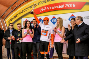 24.4.2016 Wincentów. Wyścig Szlakiem Walk Majora Hubala - dzień czwarty. Dekoracja zwycięzców. / Wojciech Habdas / Radio Kielce