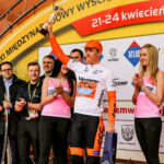 24.4.2016 Wincentów. Wyścig Szlakiem Walk Majora Hubala - dzień czwarty. Dekoracja zwycięzców. / Wojciech Habdas / Radio Kielce