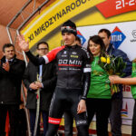 24.4.2016 Wincentów. Wyścig Szlakiem Walk Majora Hubala - dzień czwarty. Dekoracja zwycięzców. / Wojciech Habdas / Radio Kielce