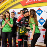 24.4.2016 Wincentów. Wyścig Szlakiem Walk Majora Hubala - dzień czwarty. Dekoracja zwycięzców. / Wojciech Habdas / Radio Kielce