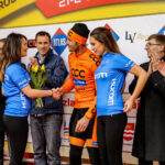 24.4.2016 Wincentów. Wyścig Szlakiem Walk Majora Hubala - dzień czwarty. Dekoracja zwycięzców. / Wojciech Habdas / Radio Kielce