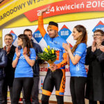 24.4.2016 Wincentów. Wyścig Szlakiem Walk Majora Hubala - dzień czwarty. Dekoracja zwycięzców. / Wojciech Habdas / Radio Kielce