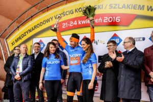 24.4.2016 Wincentów. Wyścig Szlakiem Walk Majora Hubala - dzień czwarty. Dekoracja zwycięzców. / Wojciech Habdas / Radio Kielce