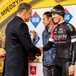 24.4.2016 Wincentów. Wyścig Szlakiem Walk Majora Hubala - dzień czwarty. Dekoracja zwycięzców. / Wojciech Habdas / Radio Kielce