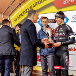 24.4.2016 Wincentów. Wyścig Szlakiem Walk Majora Hubala - dzień czwarty. Dekoracja zwycięzców. / Wojciech Habdas / Radio Kielce