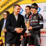 24.4.2016 Wincentów. Wyścig Szlakiem Walk Majora Hubala - dzień czwarty. Dekoracja zwycięzców. / Wojciech Habdas / Radio Kielce