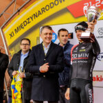 24.4.2016 Wincentów. Wyścig Szlakiem Walk Majora Hubala - dzień czwarty. Dekoracja zwycięzców. / Wojciech Habdas / Radio Kielce