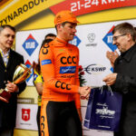 24.4.2016 Wincentów. Wyścig Szlakiem Walk Majora Hubala - dzień czwarty. Dekoracja zwycięzców. / Wojciech Habdas / Radio Kielce