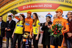 24.4.2016 Wincentów. Wyścig Szlakiem Walk Majora Hubala - dzień czwarty. Dekoracja zwycięzców. / Wojciech Habdas / Radio Kielce